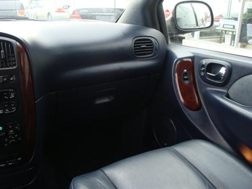 Chrysler Town and Country 2001 photo 1
