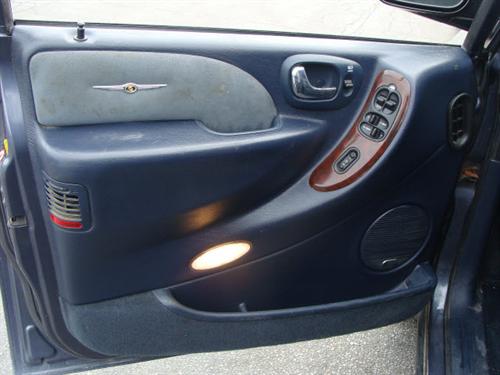 Chrysler Town and Country 2001 photo 2