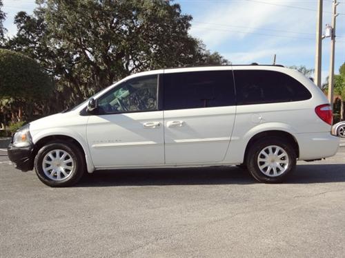Chrysler Town and Country 2001 photo 1