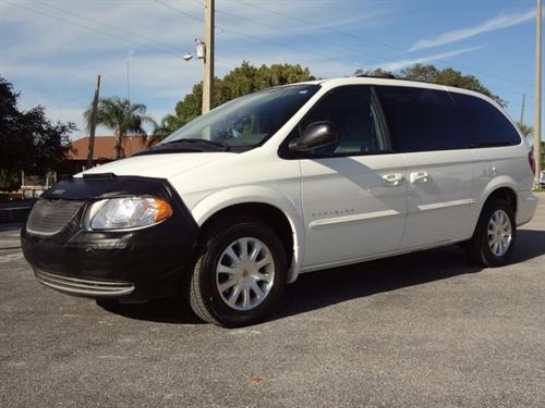 Chrysler Town and Country 2001 photo 2