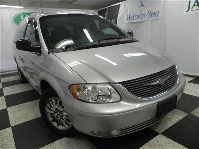 Chrysler Town and Country 2001 photo 1