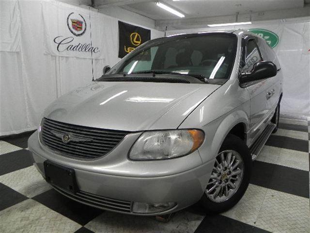 Chrysler Town and Country 2001 photo 2