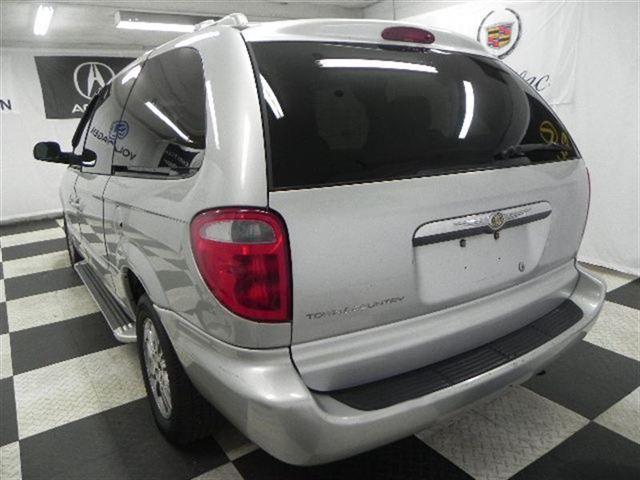 Chrysler Town and Country 2001 photo 3