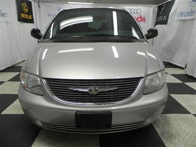 Chrysler Town and Country 2001 photo 5