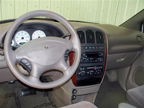 Chrysler Town and Country 2001 photo 3