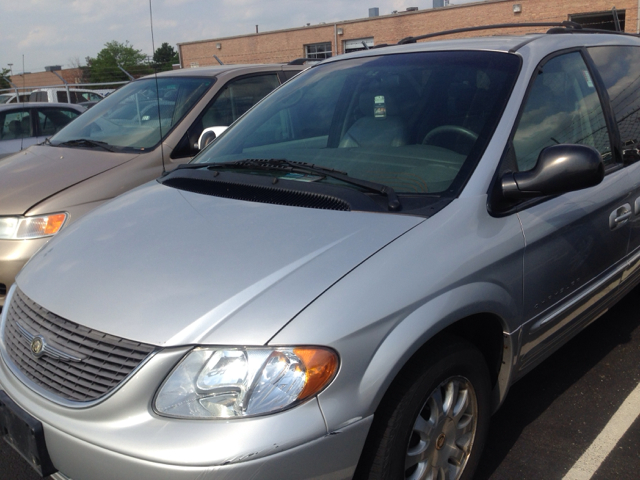 Chrysler Town & Country 2001 photo 2