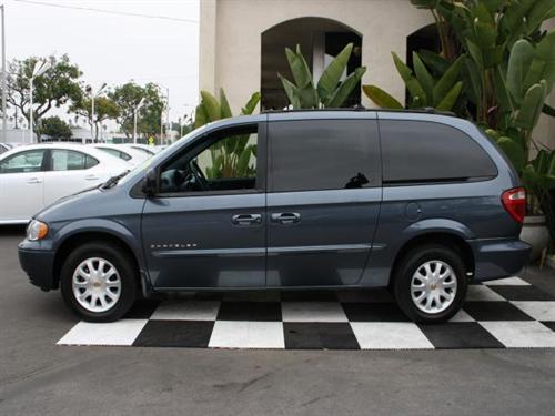 Chrysler Town and Country 2001 photo 2