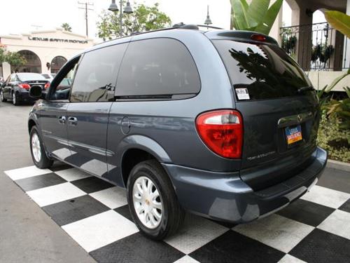 Chrysler Town and Country 2001 photo 3