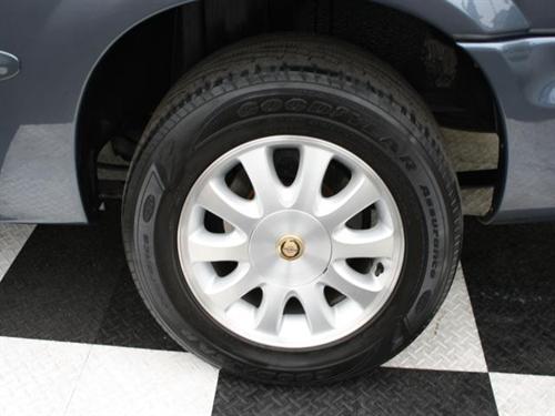 Chrysler Town and Country 2001 photo 4