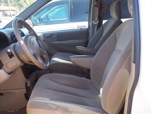 Chrysler Town and Country 2001 photo 2