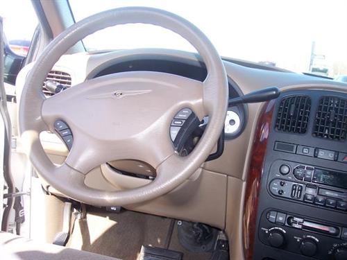 Chrysler Town and Country 2001 photo 3
