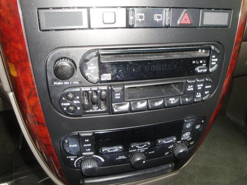 Chrysler Town and Country 2001 photo 2