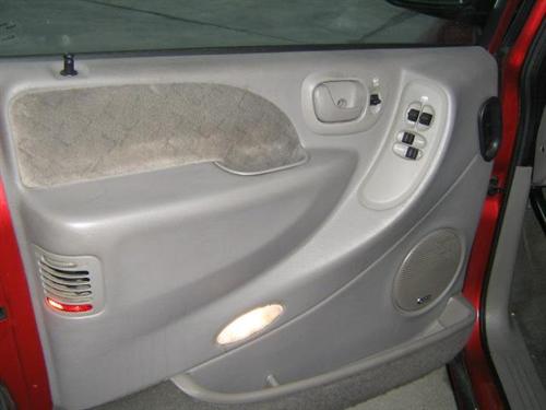 Chrysler Town and Country 2001 photo 2