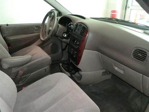 Chrysler Town and Country 2001 photo 2