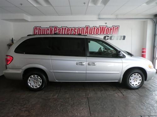 Chrysler Town and Country 2001 photo 3