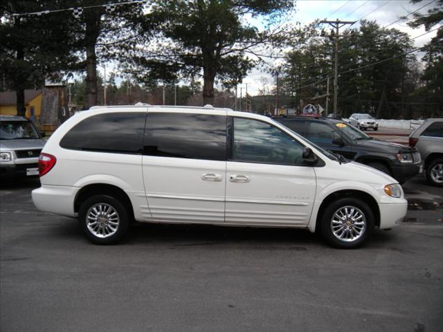 Chrysler Town and Country 2001 photo 1