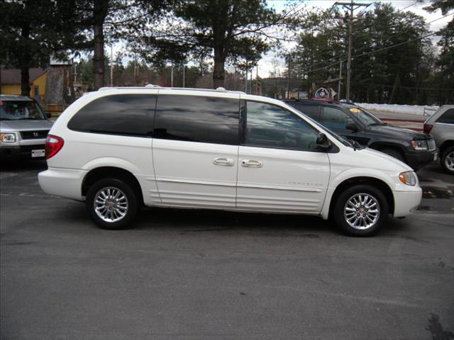 Chrysler Town and Country 2001 photo 3