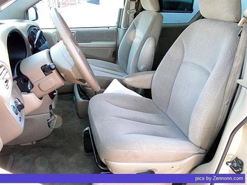 Chrysler Town and Country 2001 photo 2