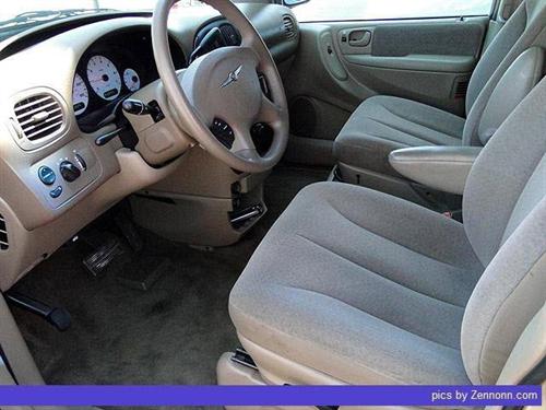 Chrysler Town and Country 2001 photo 3