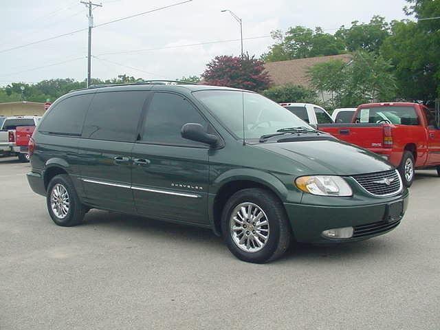 Chrysler Town and Country 2001 photo 2