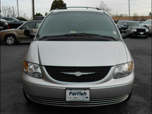 Chrysler Town and Country 2001 photo 2