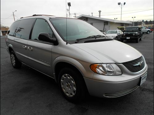 Chrysler Town and Country 2001 photo 3