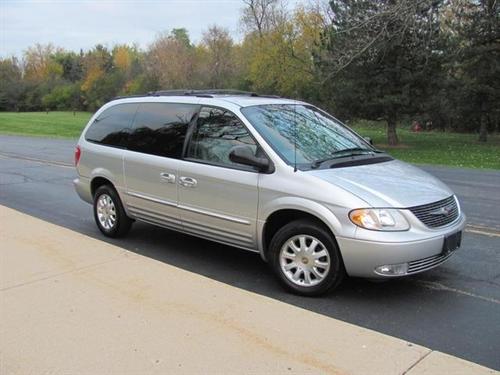 Chrysler Town and Country 2001 photo 2