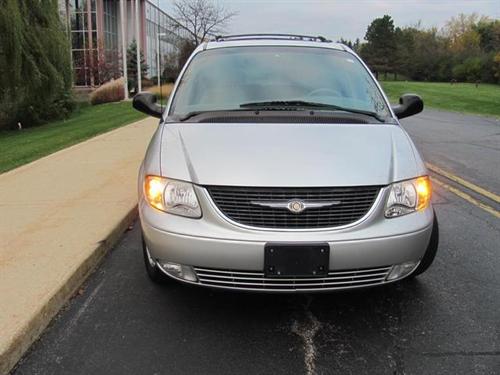 Chrysler Town and Country 2001 photo 3