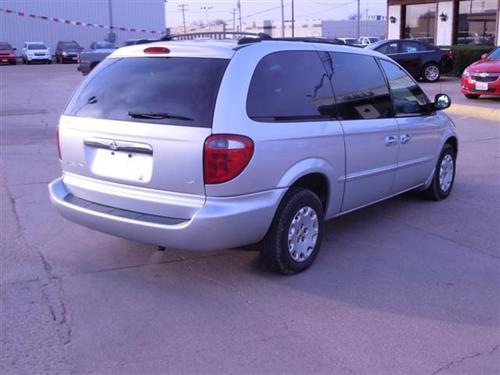 Chrysler Town and Country 2001 photo 2