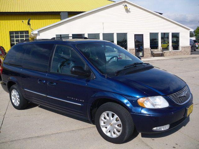 Chrysler Town and Country 2001 photo 1