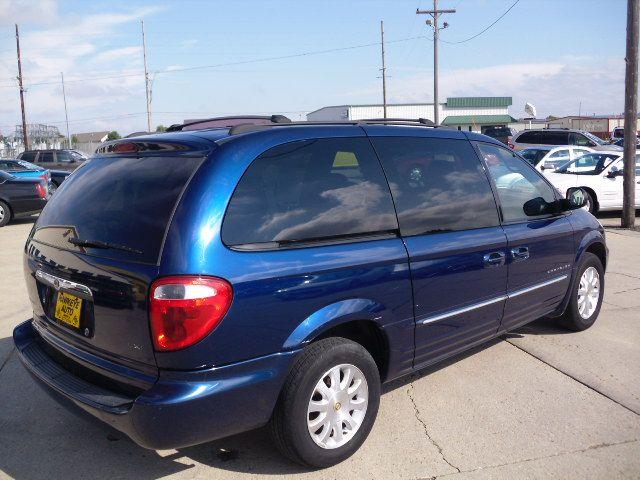 Chrysler Town and Country 2001 photo 2