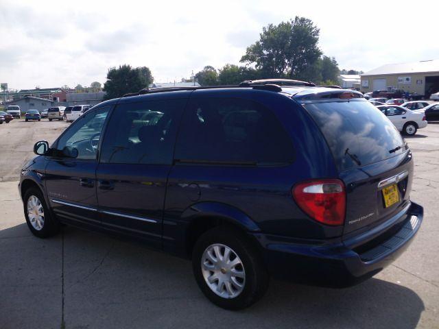 Chrysler Town and Country 2001 photo 3