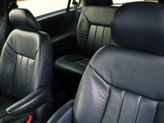 Chrysler Town and Country 2001 photo 4