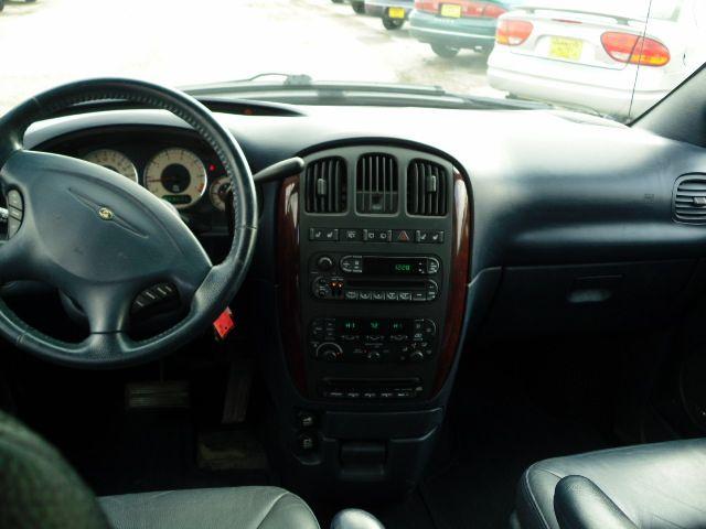 Chrysler Town and Country 2001 photo 5
