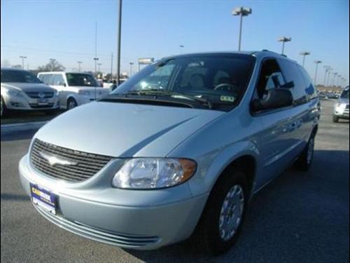 Chrysler Town and Country 2001 photo 2