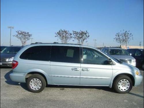 Chrysler Town and Country 2001 photo 3