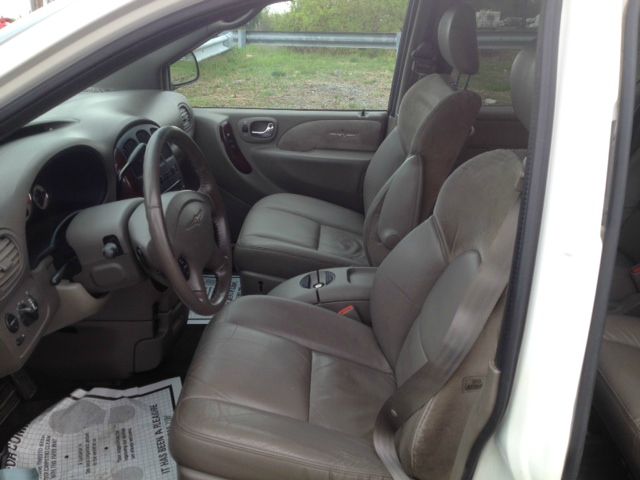 Chrysler Town and Country 2001 photo 2