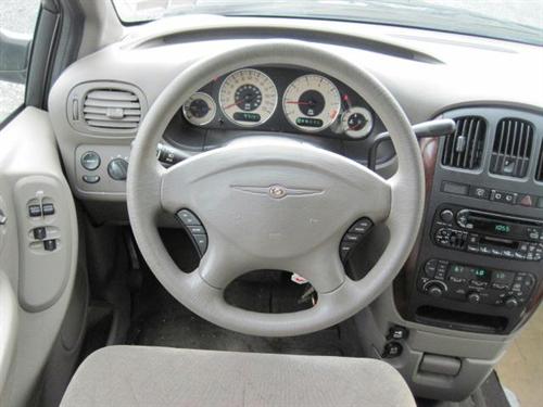 Chrysler Town and Country 2001 photo 1