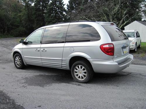 Chrysler Town and Country 2001 photo 2