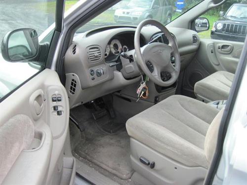 Chrysler Town and Country 2001 photo 3