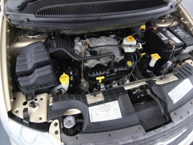 Chrysler Town and Country 2001 photo 2
