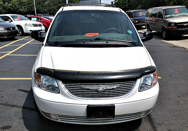 Chrysler Town and Country 2002 photo 1
