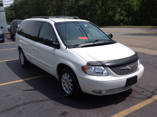 Chrysler Town and Country 2002 photo 2