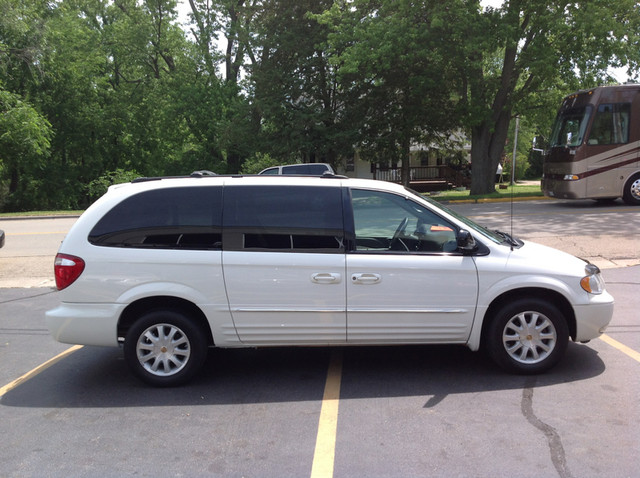 Chrysler Town and Country 2002 photo 3