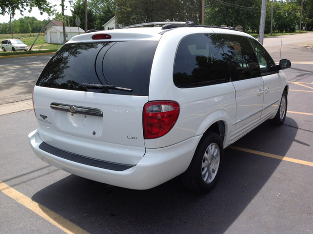 Chrysler Town and Country 2002 photo 4