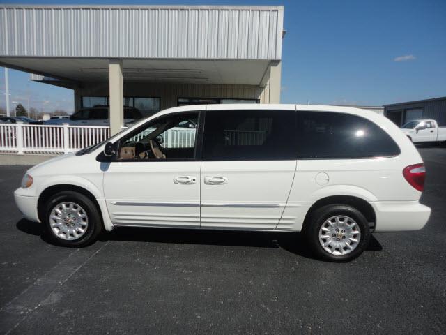 Chrysler Town and Country 2002 photo 1
