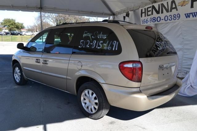 Chrysler Town and Country 2002 photo 2
