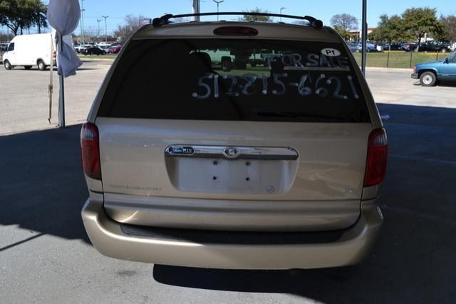 Chrysler Town and Country 2002 photo 3
