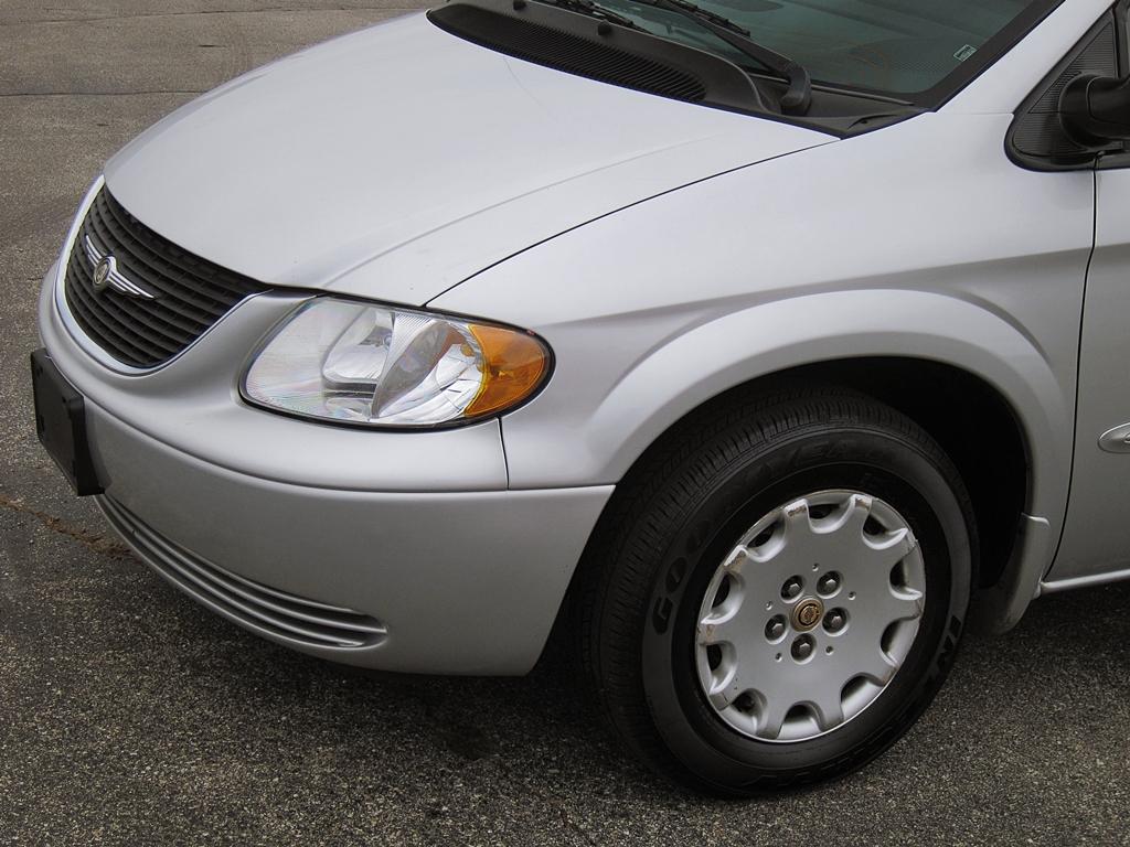 Chrysler Town and Country 2002 photo 1