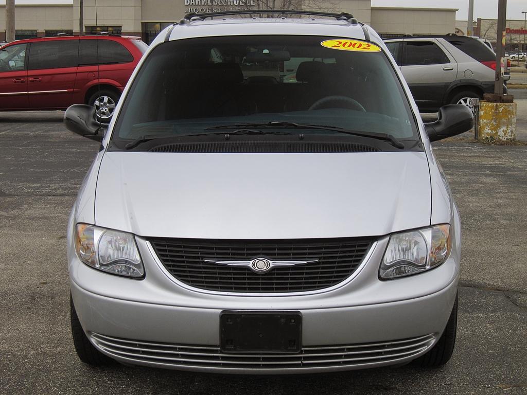 Chrysler Town and Country 2002 photo 3